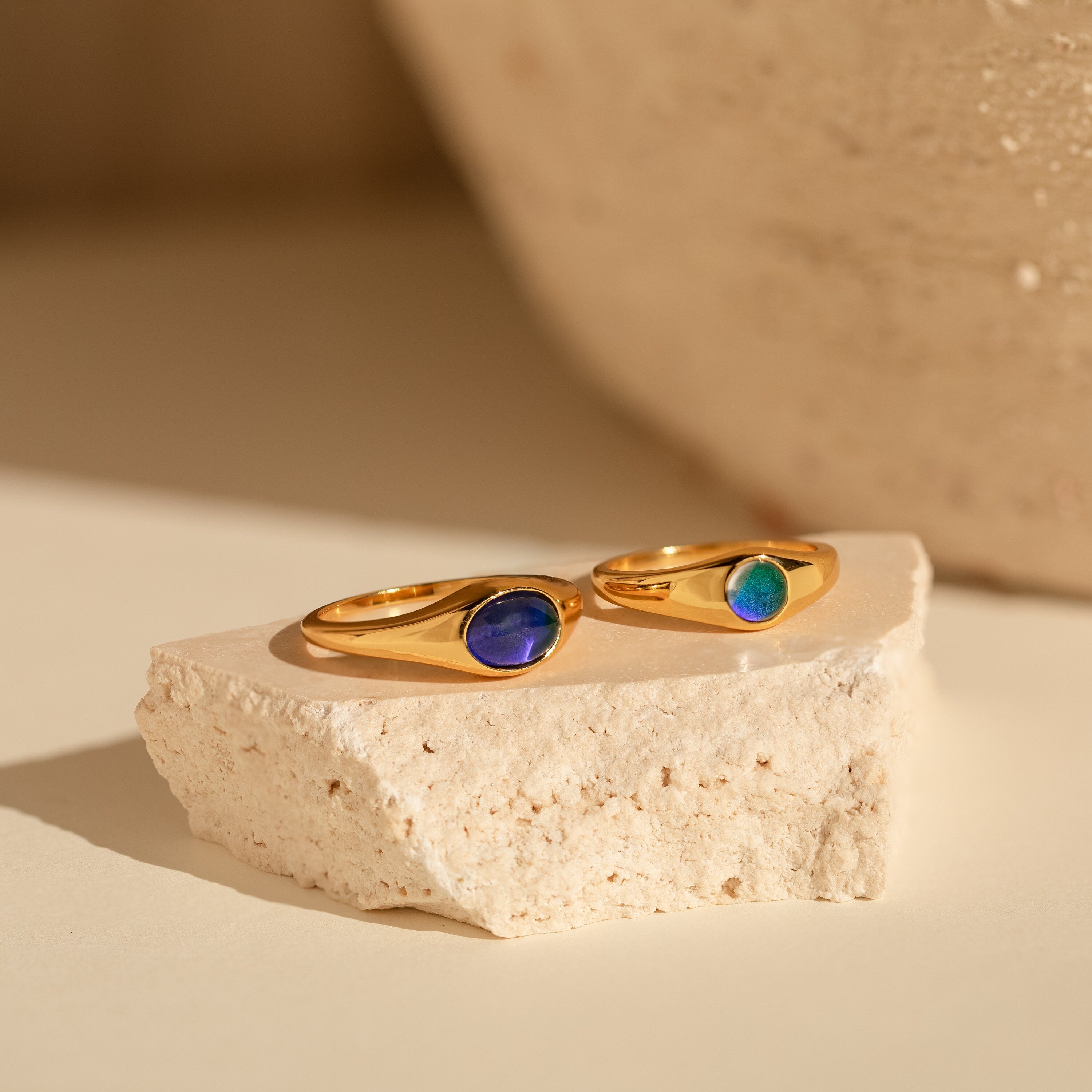 Subtle Elegance: Mini Signet Mood Ring 18K Gold